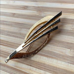 Vintage Brooch Pin Good tone